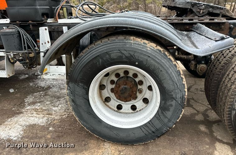 image for item DO3205 1998 Peterbilt  377 semi truck