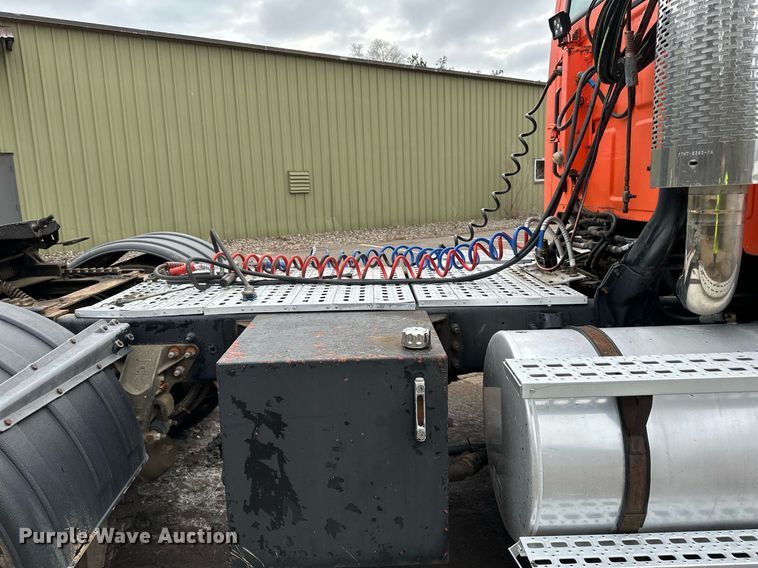 image for item DO3206 1999 Sterling LT9511 semi truck