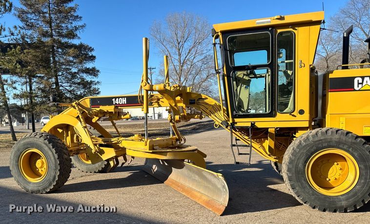 image for item DO3208 2001 Caterpillar  140H motor grader
