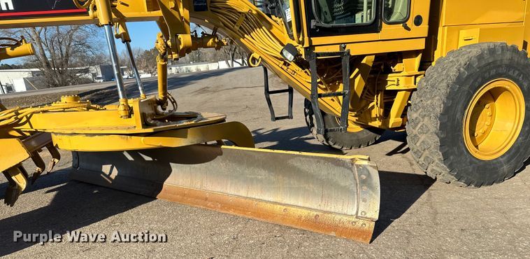 image for item DO3208 2001 Caterpillar  140H motor grader