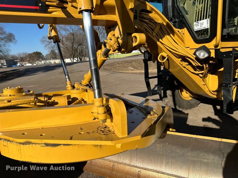 image for item DO3208 2001 Caterpillar  140H motor grader