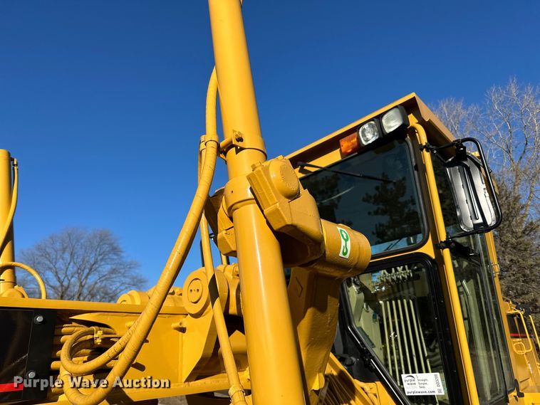 image for item DO3208 2001 Caterpillar  140H motor grader