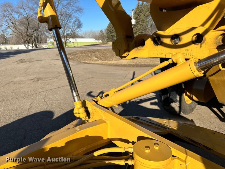 image for item DO3208 2001 Caterpillar  140H motor grader