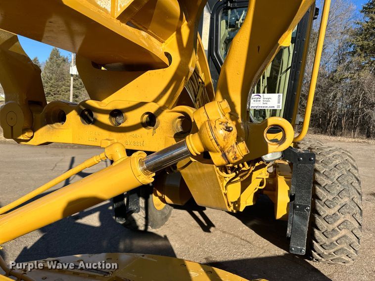 image for item DO3208 2001 Caterpillar  140H motor grader