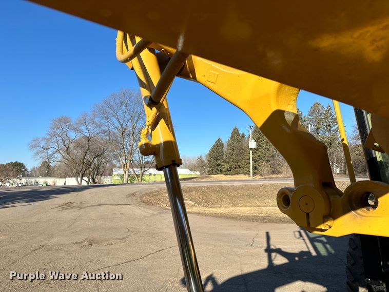 image for item DO3208 2001 Caterpillar  140H motor grader