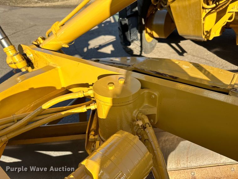 image for item DO3208 2001 Caterpillar  140H motor grader