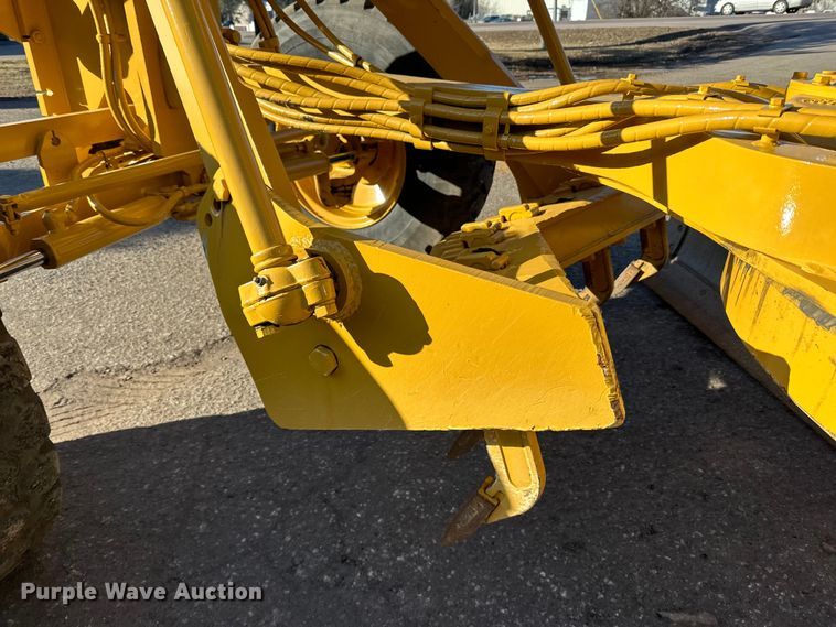 image for item DO3208 2001 Caterpillar  140H motor grader