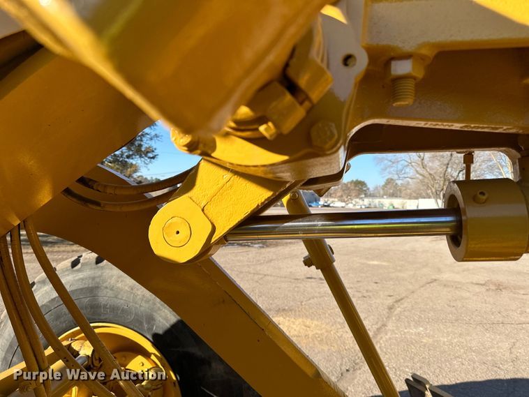 image for item DO3208 2001 Caterpillar  140H motor grader