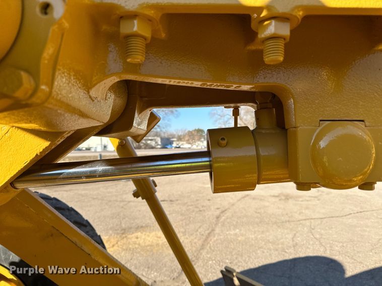 image for item DO3208 2001 Caterpillar  140H motor grader