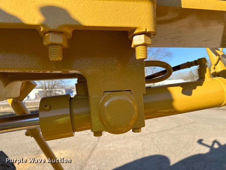 image for item DO3208 2001 Caterpillar  140H motor grader