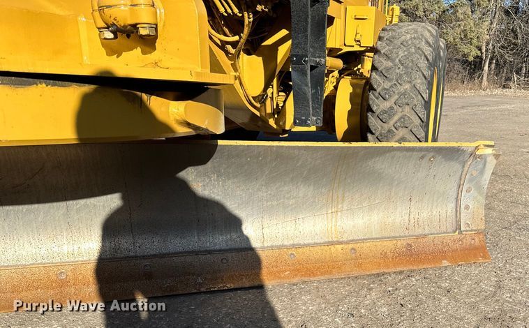 image for item DO3208 2001 Caterpillar  140H motor grader