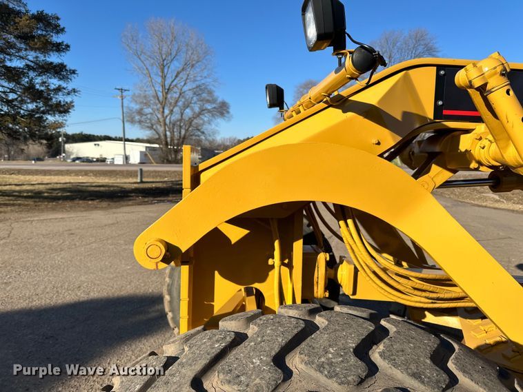 image for item DO3208 2001 Caterpillar  140H motor grader