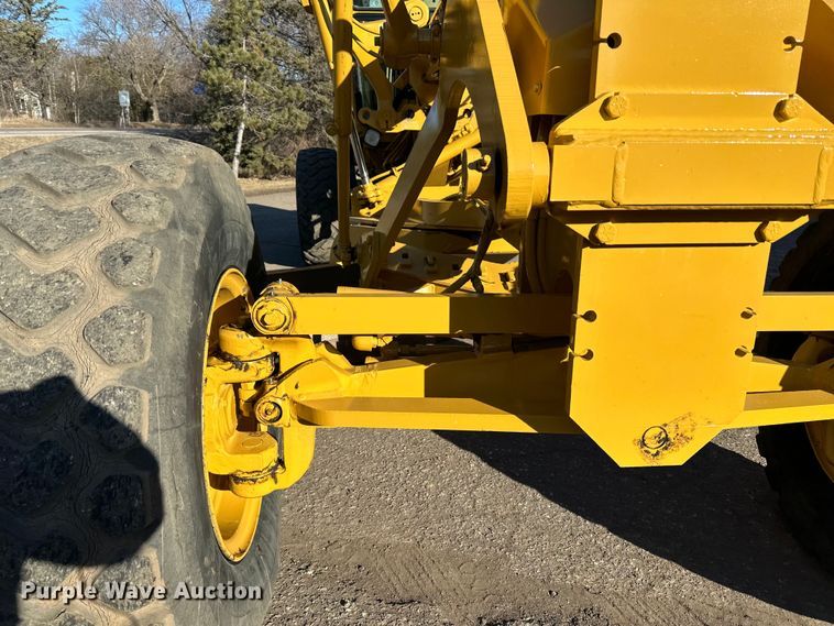 image for item DO3208 2001 Caterpillar  140H motor grader