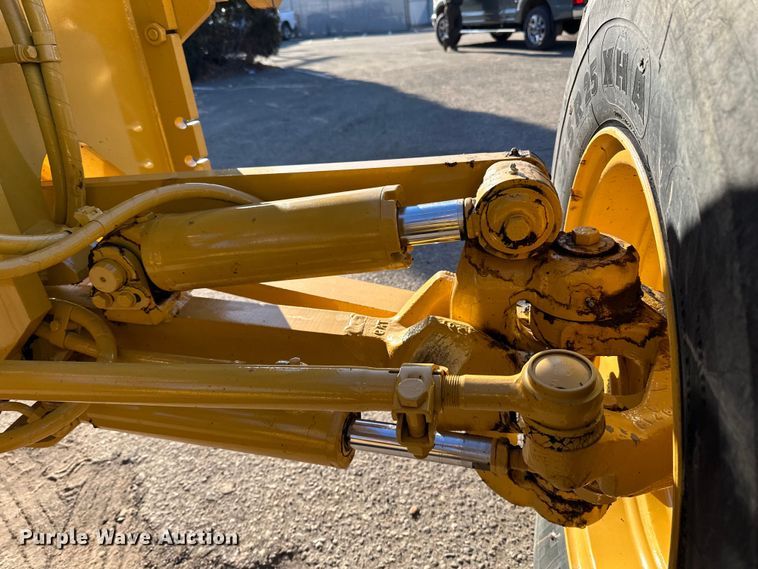 image for item DO3208 2001 Caterpillar  140H motor grader