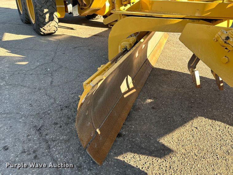 image for item DO3208 2001 Caterpillar  140H motor grader