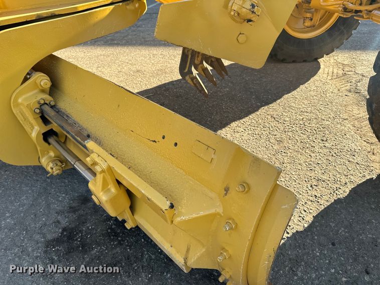 image for item DO3208 2001 Caterpillar  140H motor grader