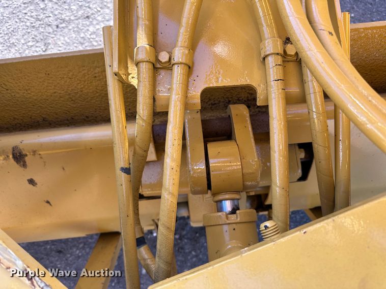 image for item DO3208 2001 Caterpillar  140H motor grader