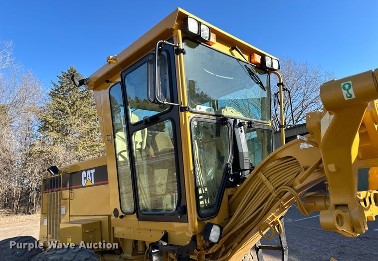 image for item DO3208 2001 Caterpillar  140H motor grader