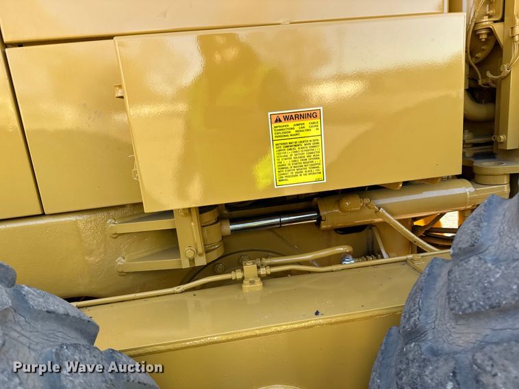 image for item DO3208 2001 Caterpillar  140H motor grader