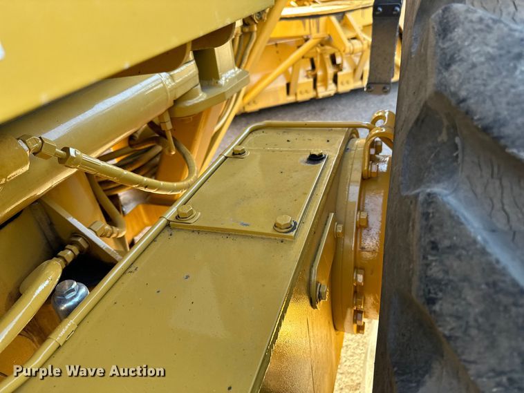 image for item DO3208 2001 Caterpillar  140H motor grader