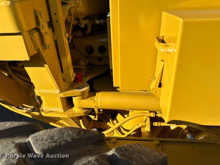 image for item DO3208 2001 Caterpillar  140H motor grader