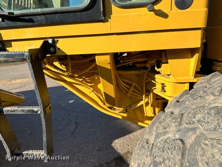 image for item DO3208 2001 Caterpillar  140H motor grader