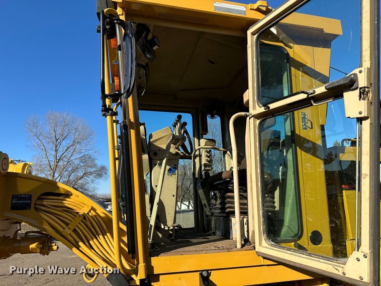 image for item DO3208 2001 Caterpillar  140H motor grader