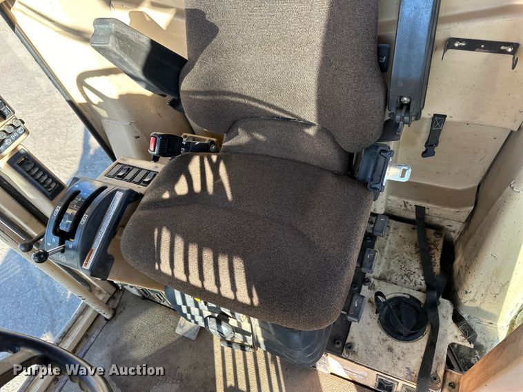 image for item DO3208 2001 Caterpillar  140H motor grader