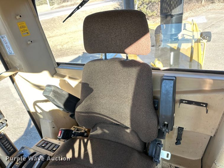 image for item DO3208 2001 Caterpillar  140H motor grader