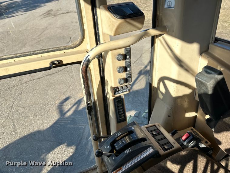 image for item DO3208 2001 Caterpillar  140H motor grader