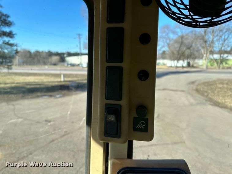 image for item DO3208 2001 Caterpillar  140H motor grader