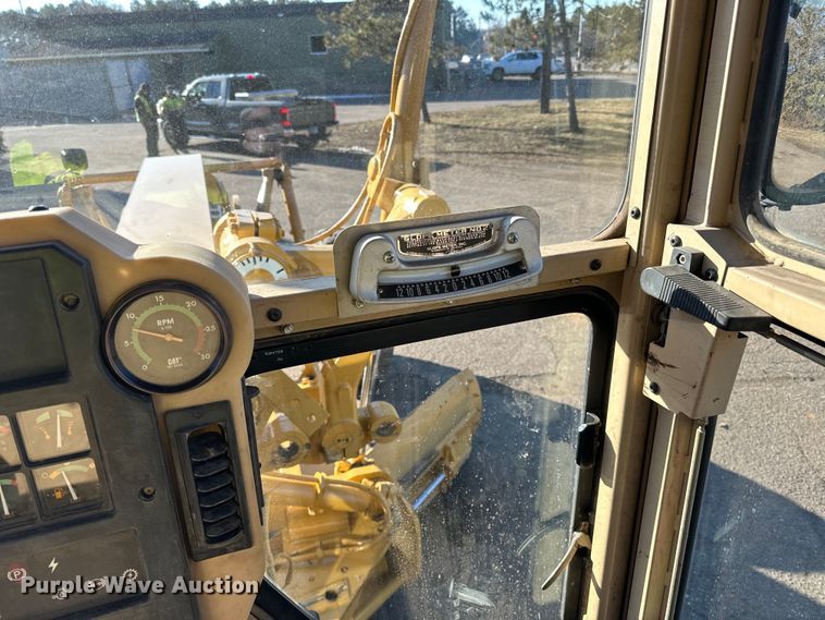 image for item DO3208 2001 Caterpillar  140H motor grader