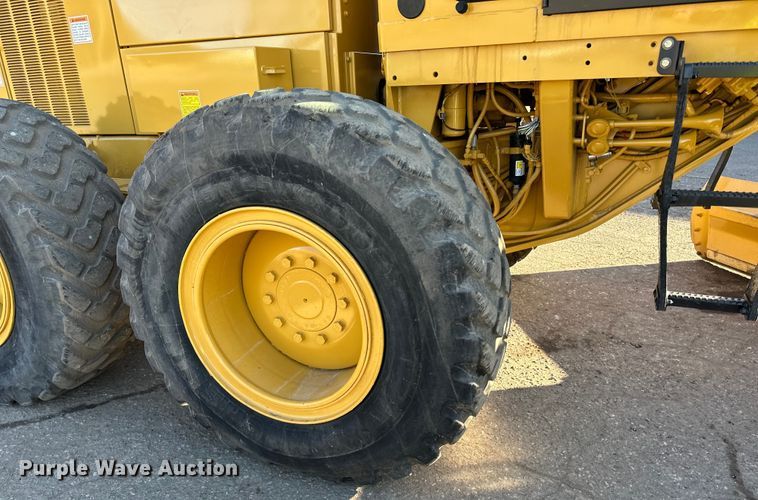 image for item DO3208 2001 Caterpillar  140H motor grader