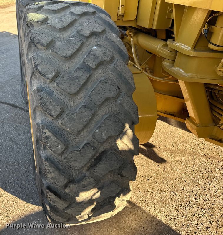 image for item DO3208 2001 Caterpillar  140H motor grader