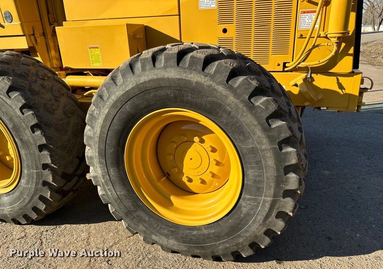 image for item DO3208 2001 Caterpillar  140H motor grader