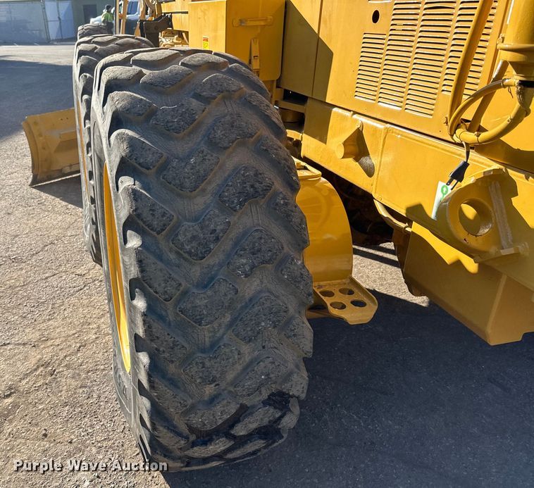 image for item DO3208 2001 Caterpillar  140H motor grader