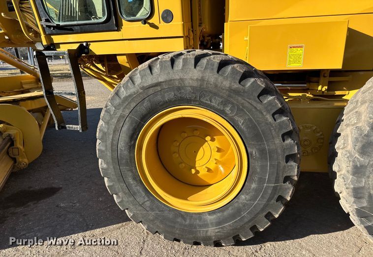 image for item DO3208 2001 Caterpillar  140H motor grader