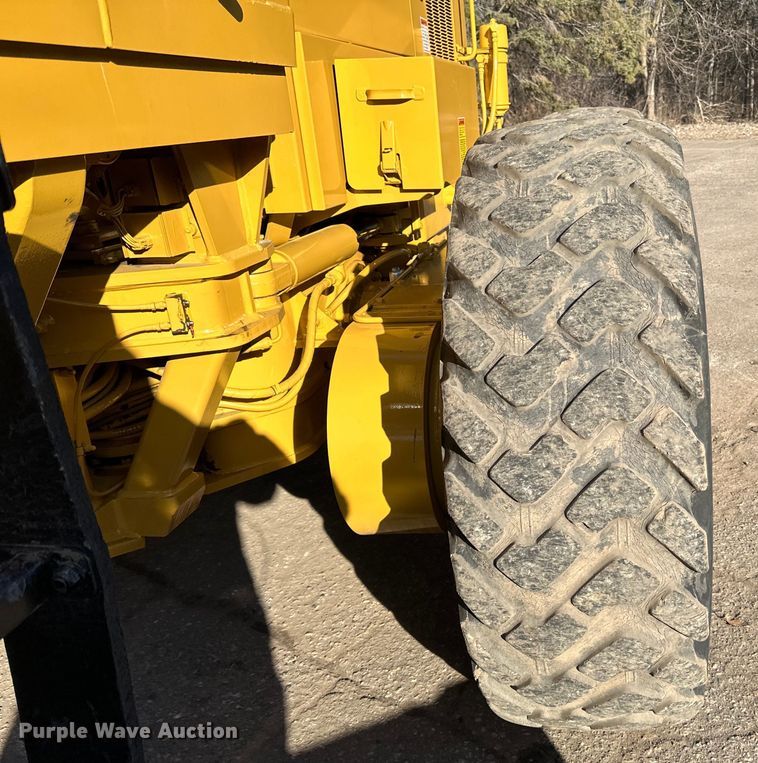 image for item DO3208 2001 Caterpillar  140H motor grader