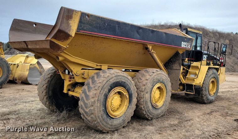 image for item DO3210 1999 Caterpillar D250E II haul truck