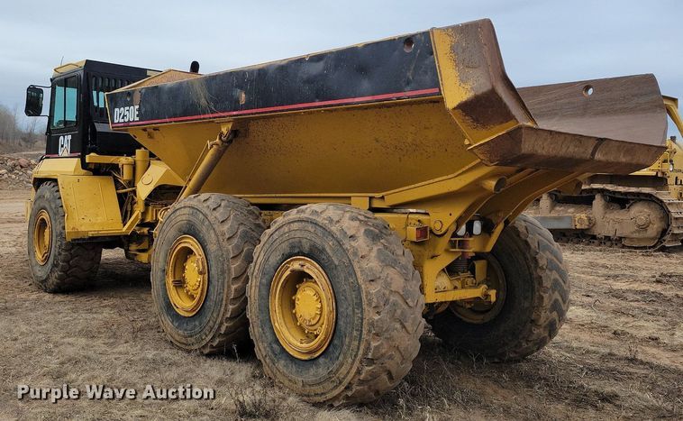 image for item DO3210 1999 Caterpillar D250E II haul truck