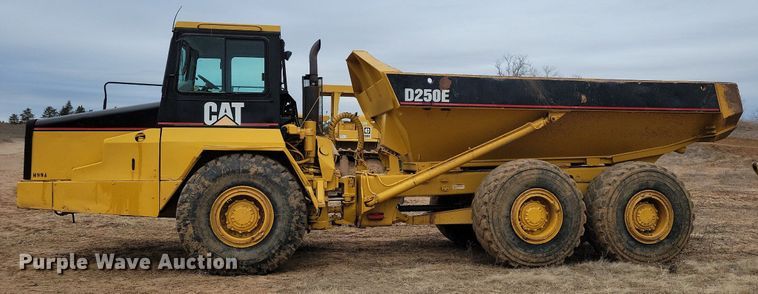 image for item DO3210 1999 Caterpillar D250E II haul truck