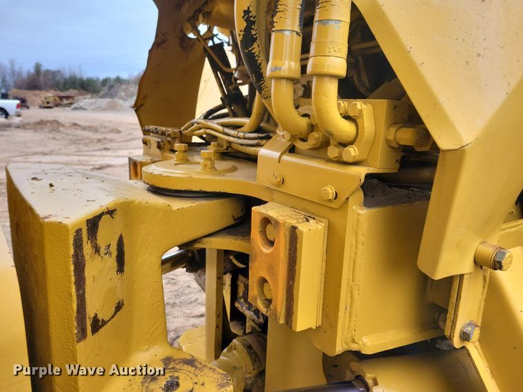 image for item DO3210 1999 Caterpillar D250E II haul truck