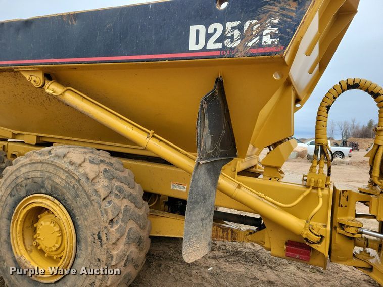 image for item DO3210 1999 Caterpillar D250E II haul truck