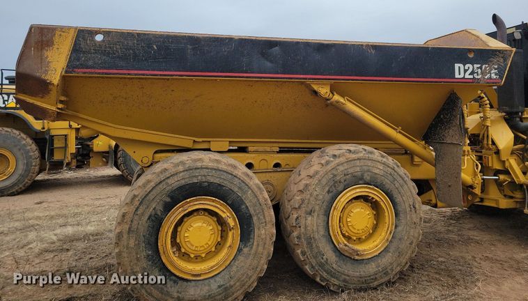 image for item DO3210 1999 Caterpillar D250E II haul truck