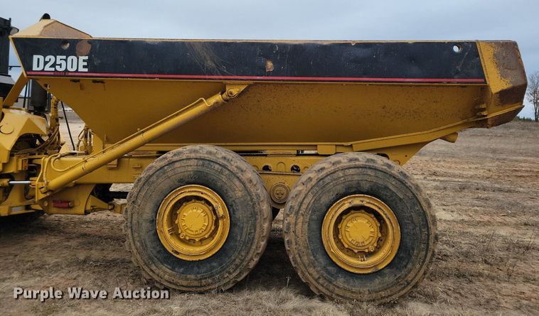 image for item DO3210 1999 Caterpillar D250E II haul truck