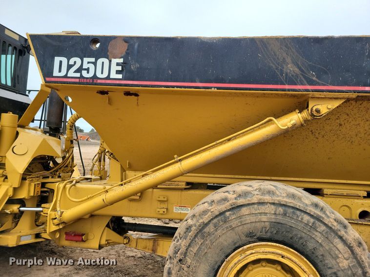 image for item DO3210 1999 Caterpillar D250E II haul truck
