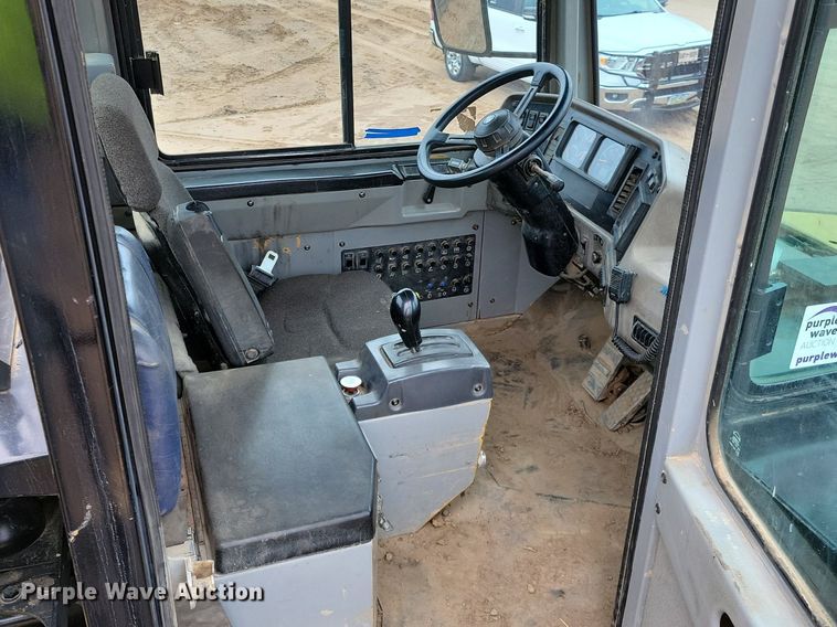 image for item DO3210 1999 Caterpillar D250E II haul truck