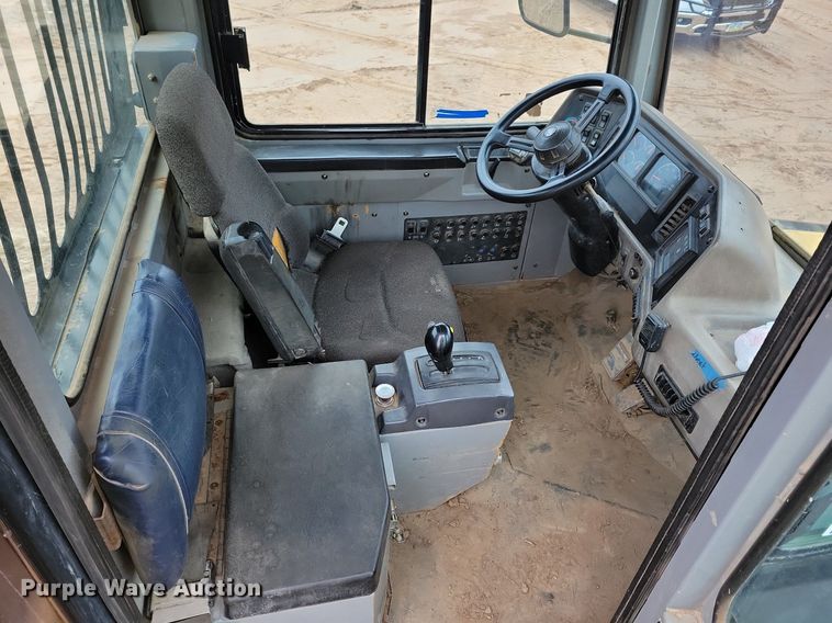 image for item DO3210 1999 Caterpillar D250E II haul truck