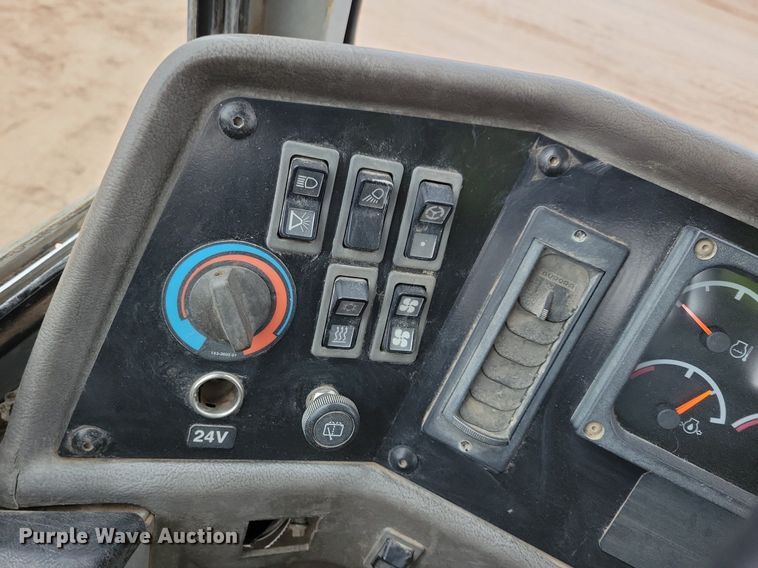 image for item DO3210 1999 Caterpillar D250E II haul truck