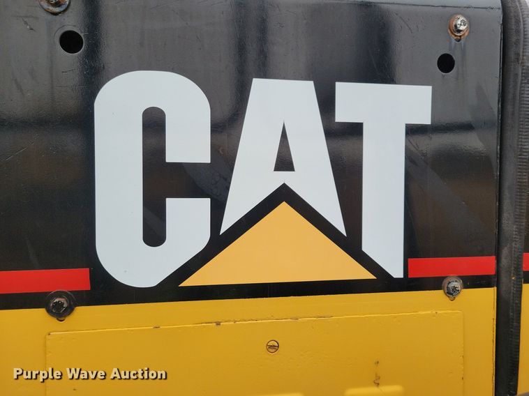 image for item DO3210 1999 Caterpillar D250E II haul truck